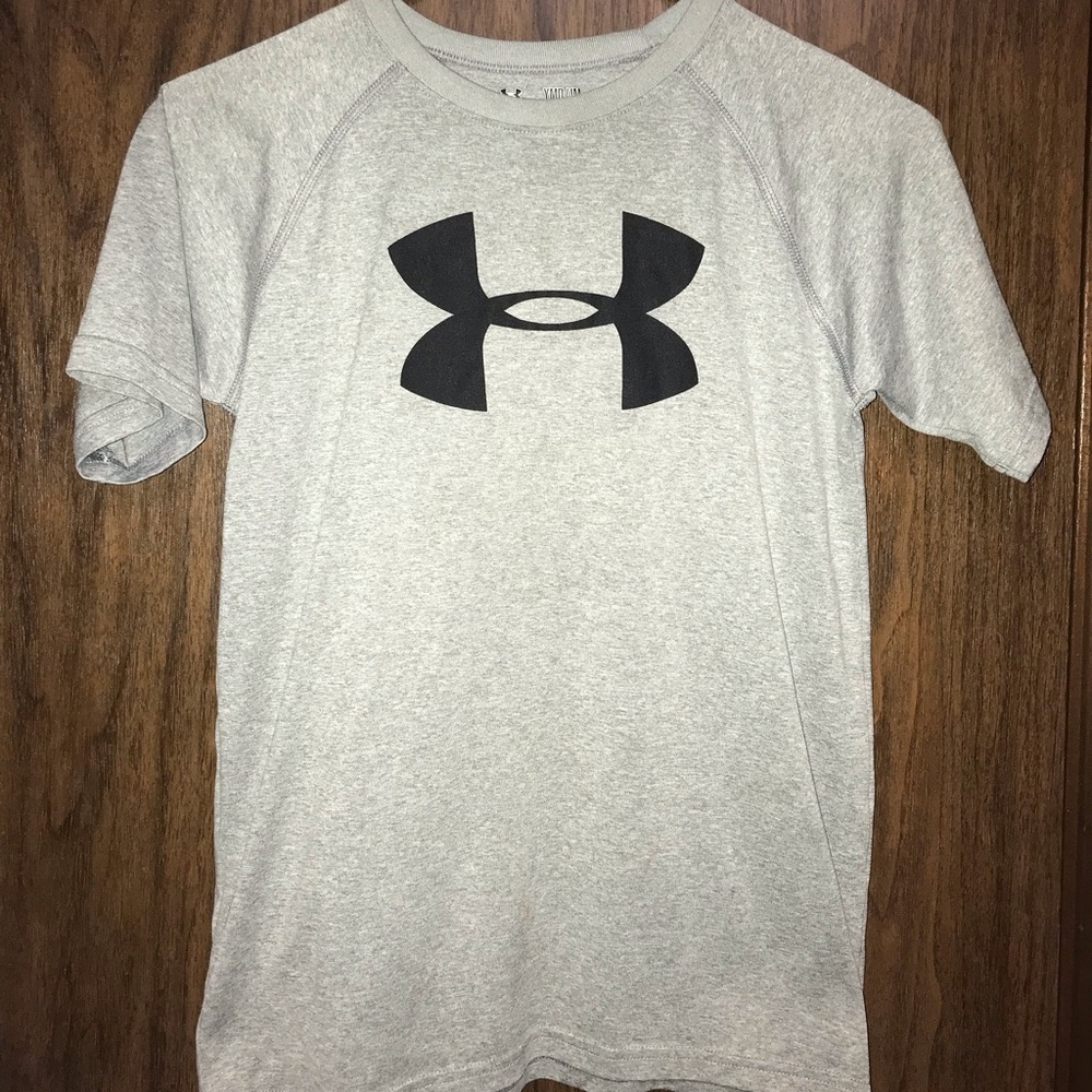Grey work out under armour shirt
